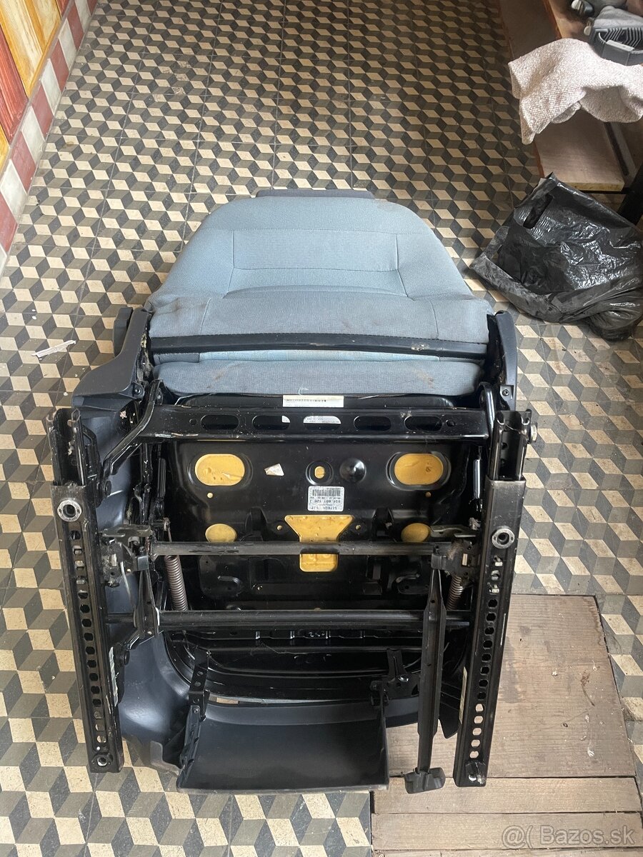 🪑 Predám predné sedadlo Škoda Fabia I (ľavá strana - vodičo - 13
