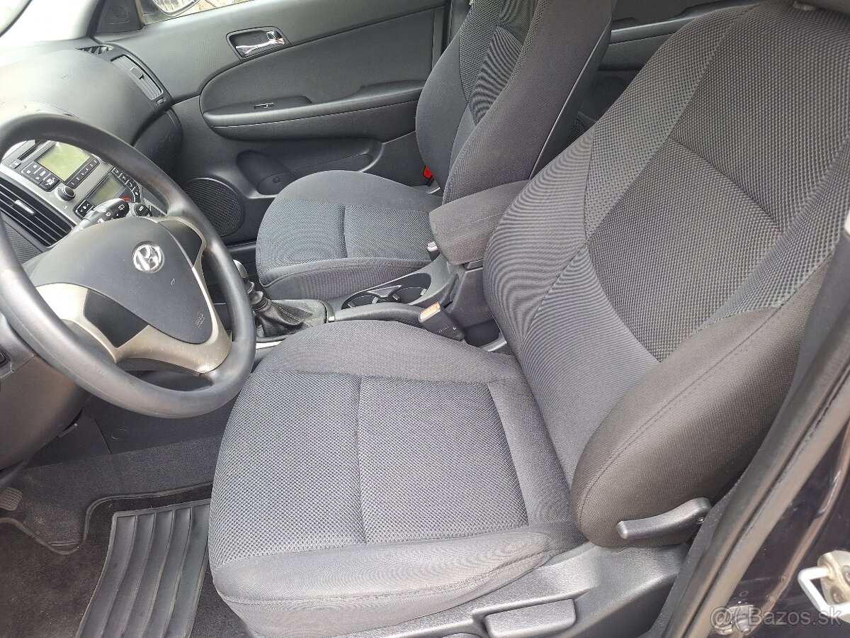 HYUNDAI I30 COMBI 1,6CRDI KLÍMA ŤAŽNÉ - 13