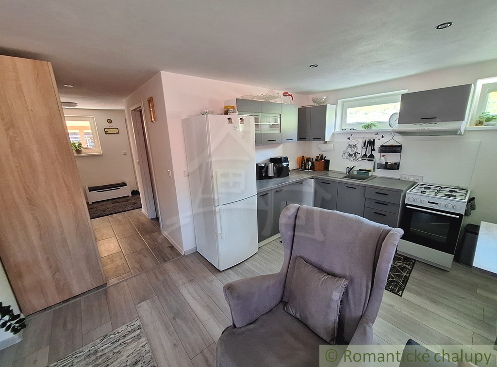 Rozostavaná chalupa pri potoku v malebnej dedinke na Lipto - 13