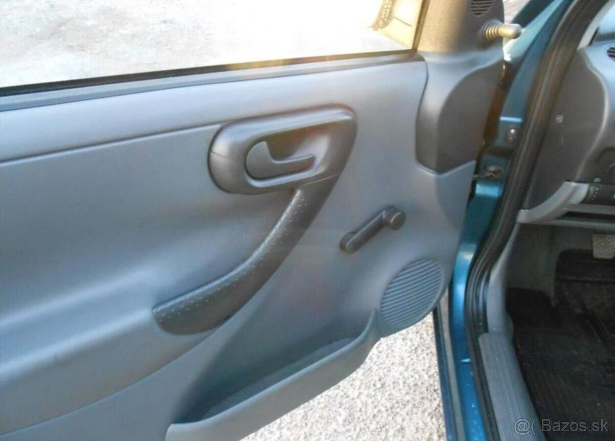 Opel Corsa 1,0 12V Club benzín - 13