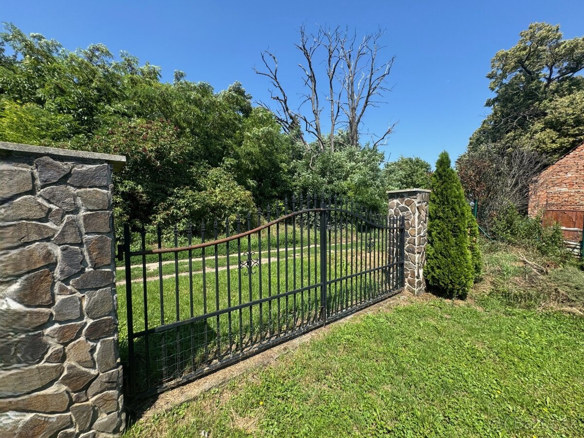 Veľký RD s bazénom v obci Petrova Ves - 2 samostatné bývania - 13