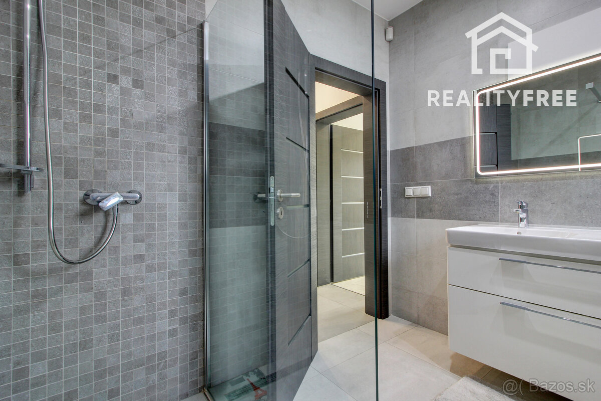 Na predaj 4- izbový rodinný dom s dvojgarážou a záhradným do - 13