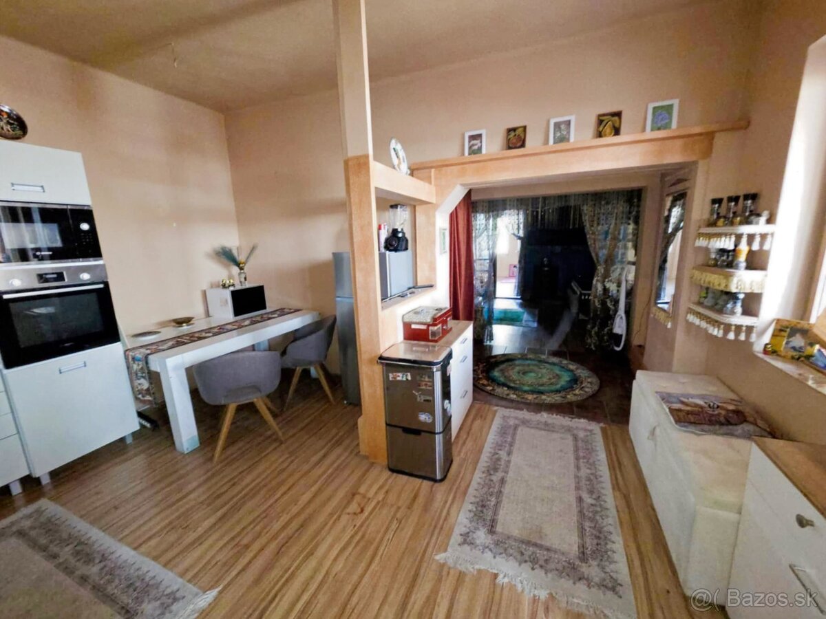 Zariadený,rekonštruovaný dom s pekným pozemkom v obci GBELCE - 13