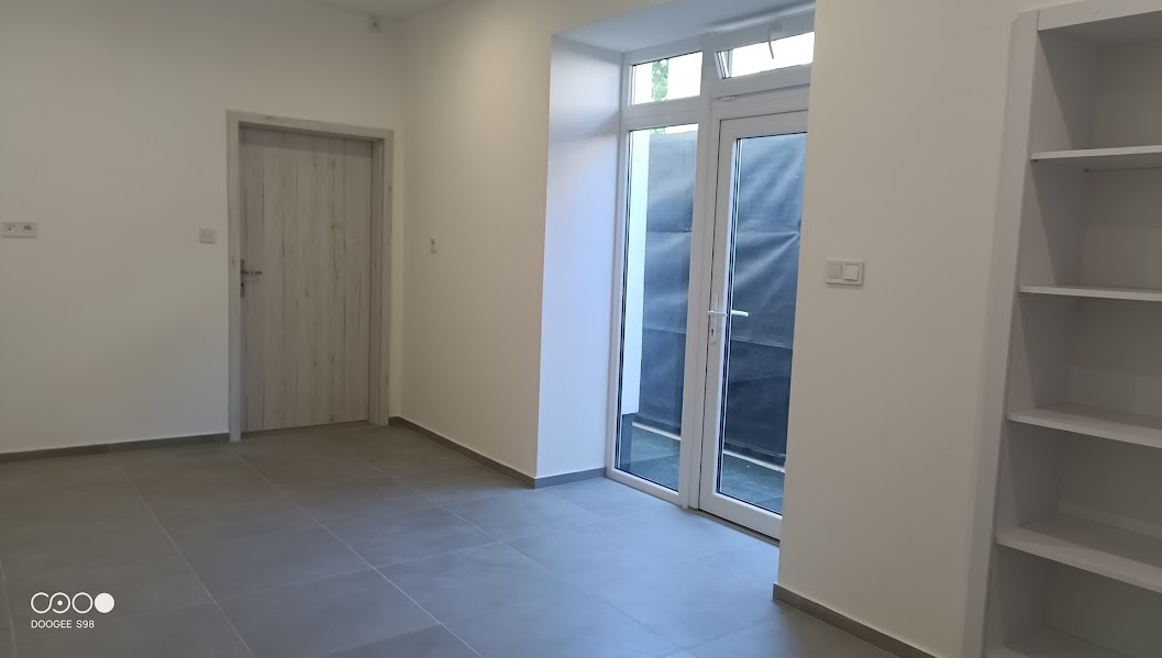 Ponúkame Vám na prenájom zrekonštruované obchodné priestory - 13