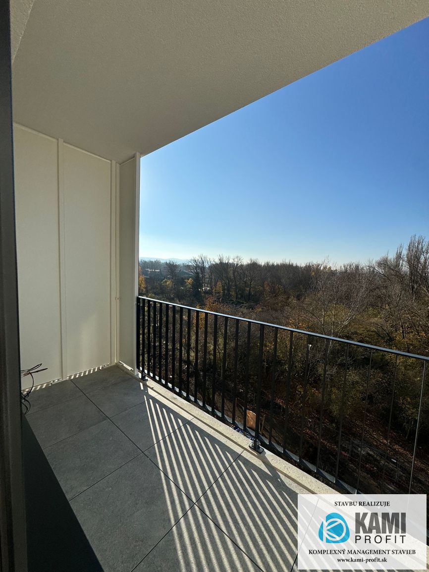 Na predaj priestranný 4 izbový byt v novostavbe v Piešťanoc - 13