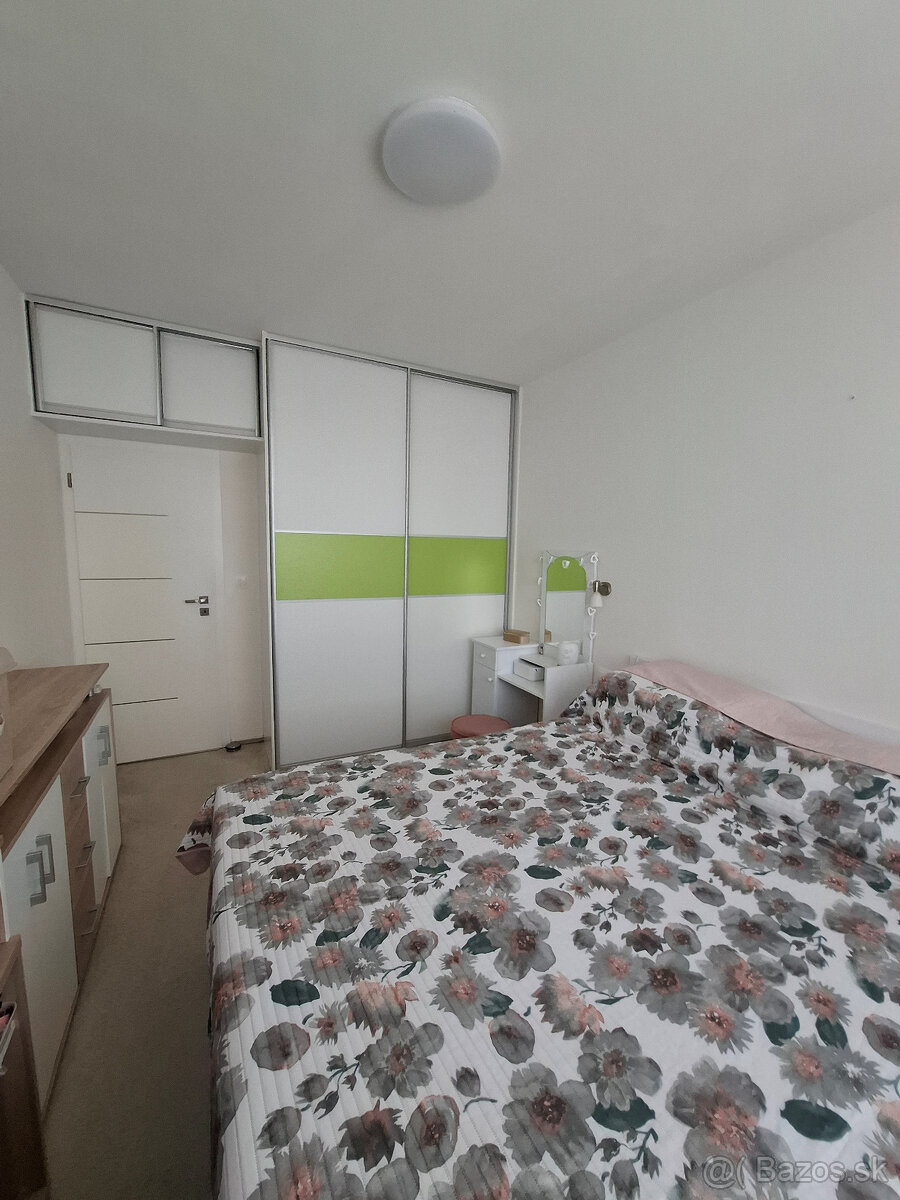 Predaj priestranný 3 izbový byt - 13