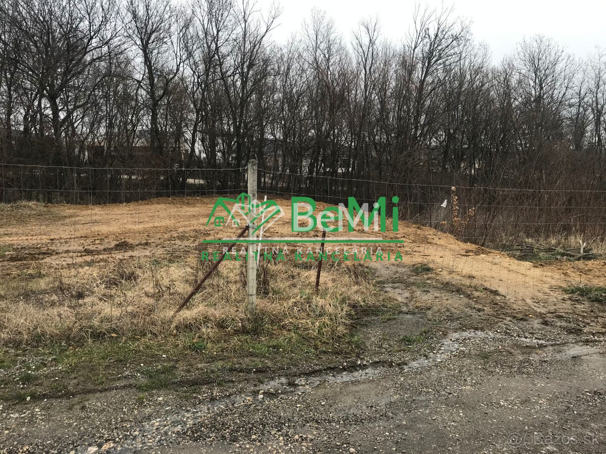 Pozemok Štitáre (800 m2) ,v slepej uličke pod lesom ID 539- - 13