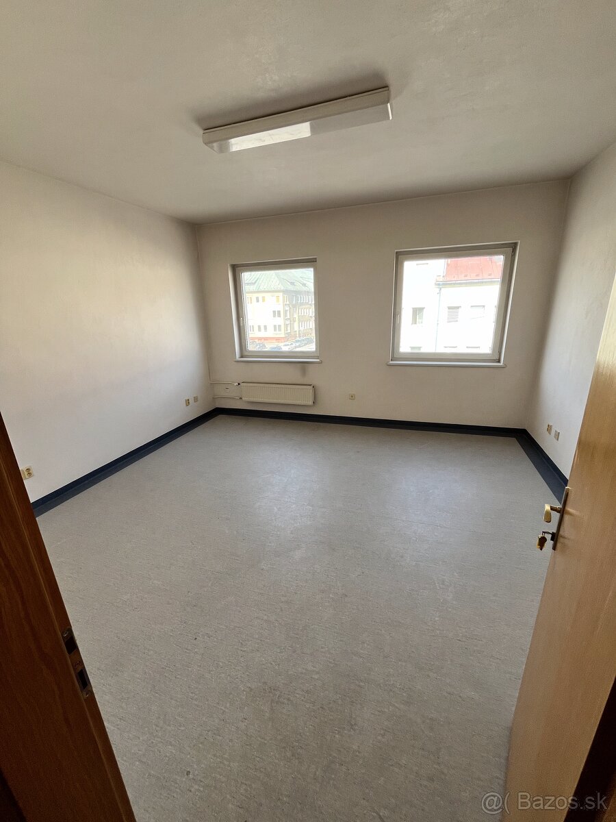 Administratívna budova - Prenájom - 13