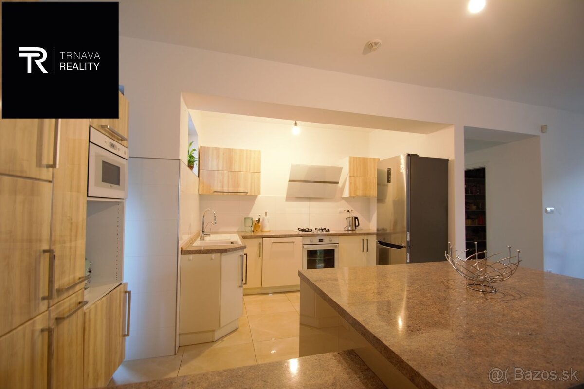 Veľký moderný 7 izbový rodinný dom s dvojgarážou, krytou ter - 13