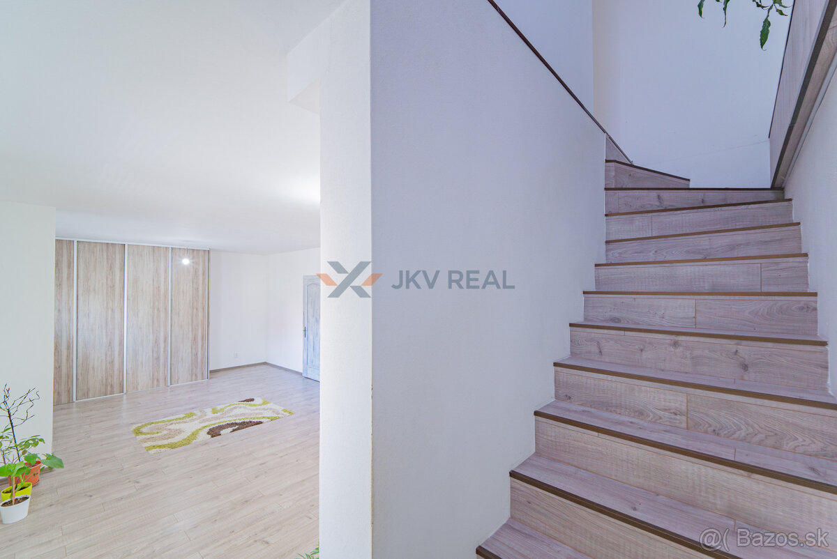 3D Obhliadka Veľký RD s bazénom priamo v Nových Zámkoch - 13