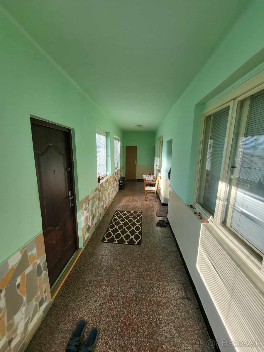 Tehlový 3 izbový rodinný dom v obci Bešeňov s veľkým pozemko - 13