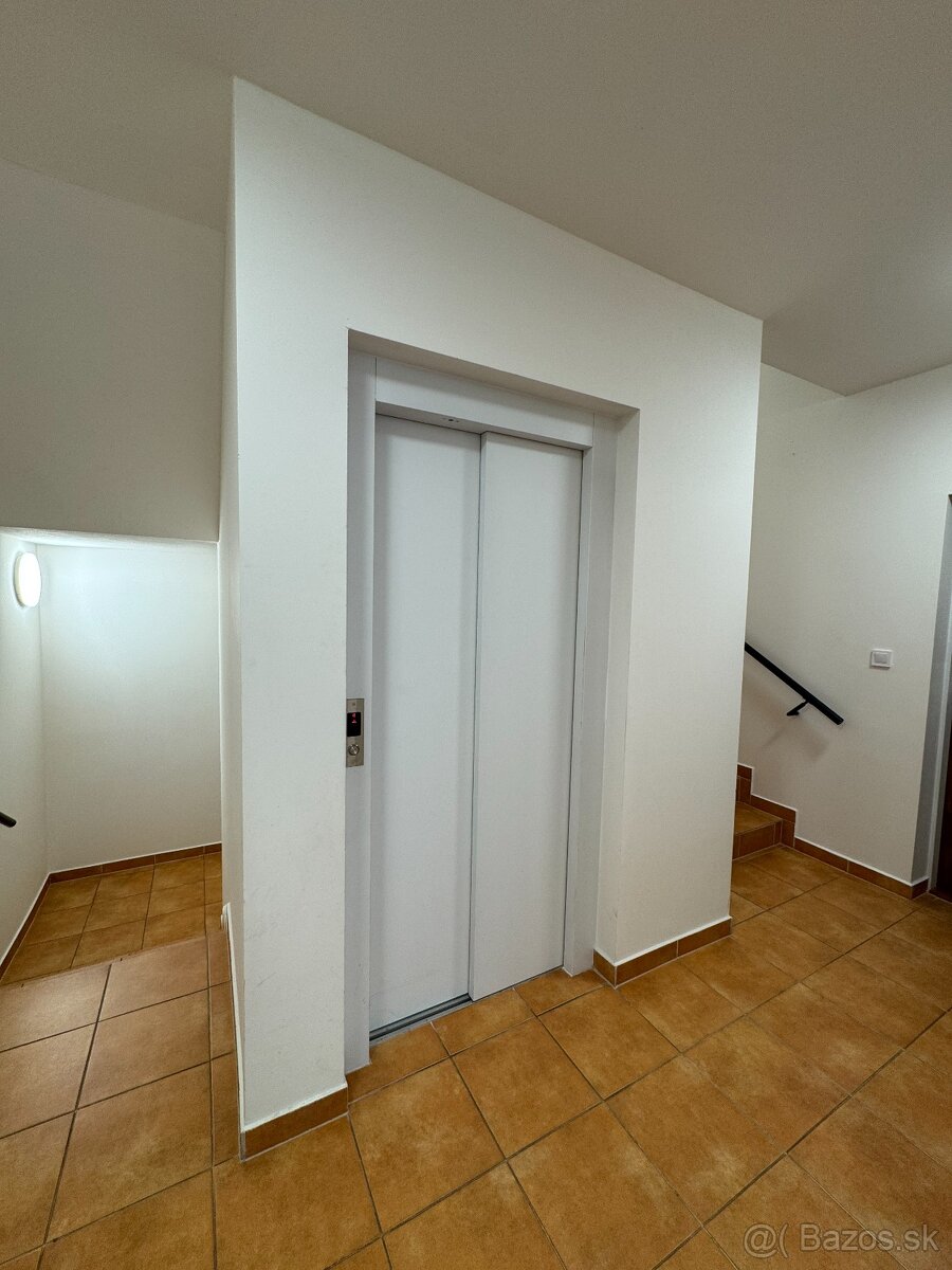 Priestranný 3i byt s balkónom a kobkou - Radvaň - 13