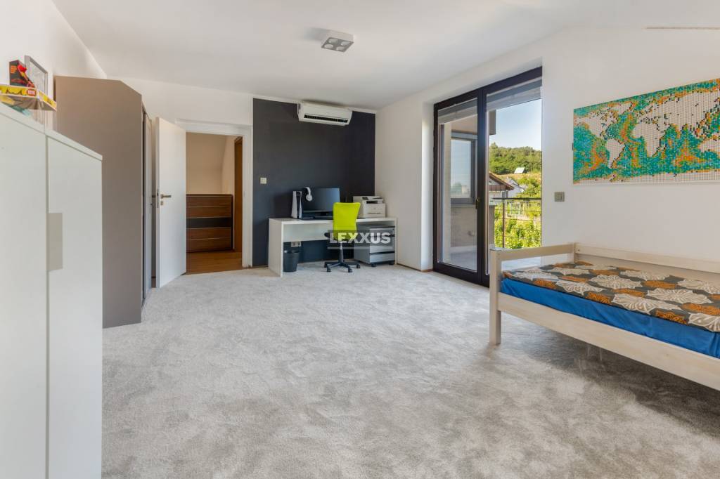 | Veľkorysý 8-izbový rodinný dom s bazénom na Zvončekovej ul - 13