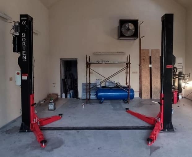 Dvojstlpový zdvihák BOR 4,2Ton a 5TON ramena 3dielne automat - 13