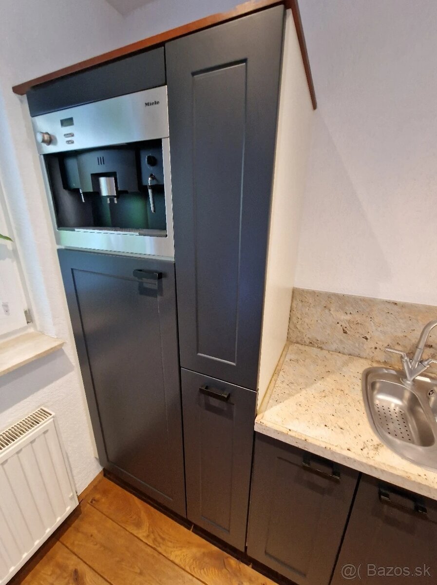 Kuchyně v moderně-venkovském stylu s ostrůvkem - 13