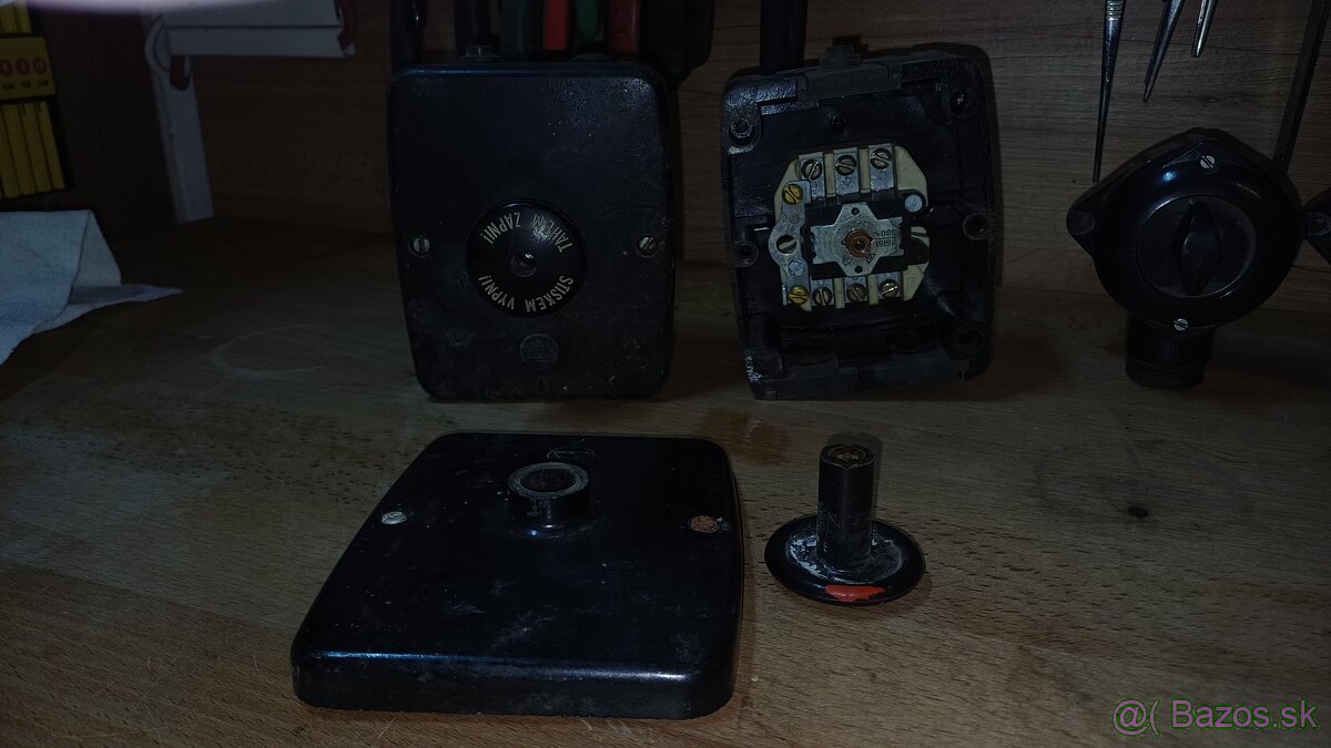 Staré bakelitove elertro veci. - 13