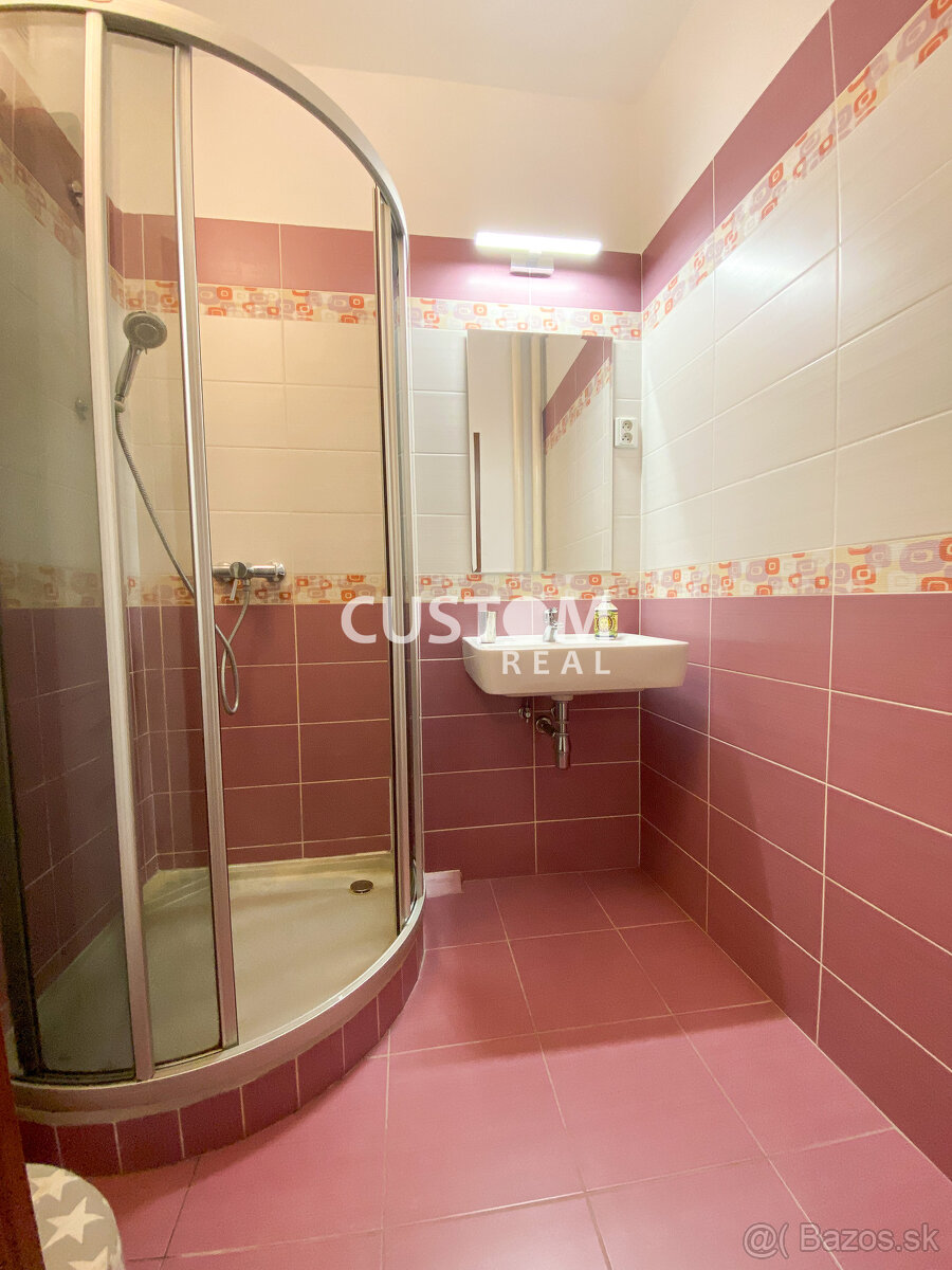 Veľký 2 izbový zrekonštruovaný byt s balkónom v centre - 13