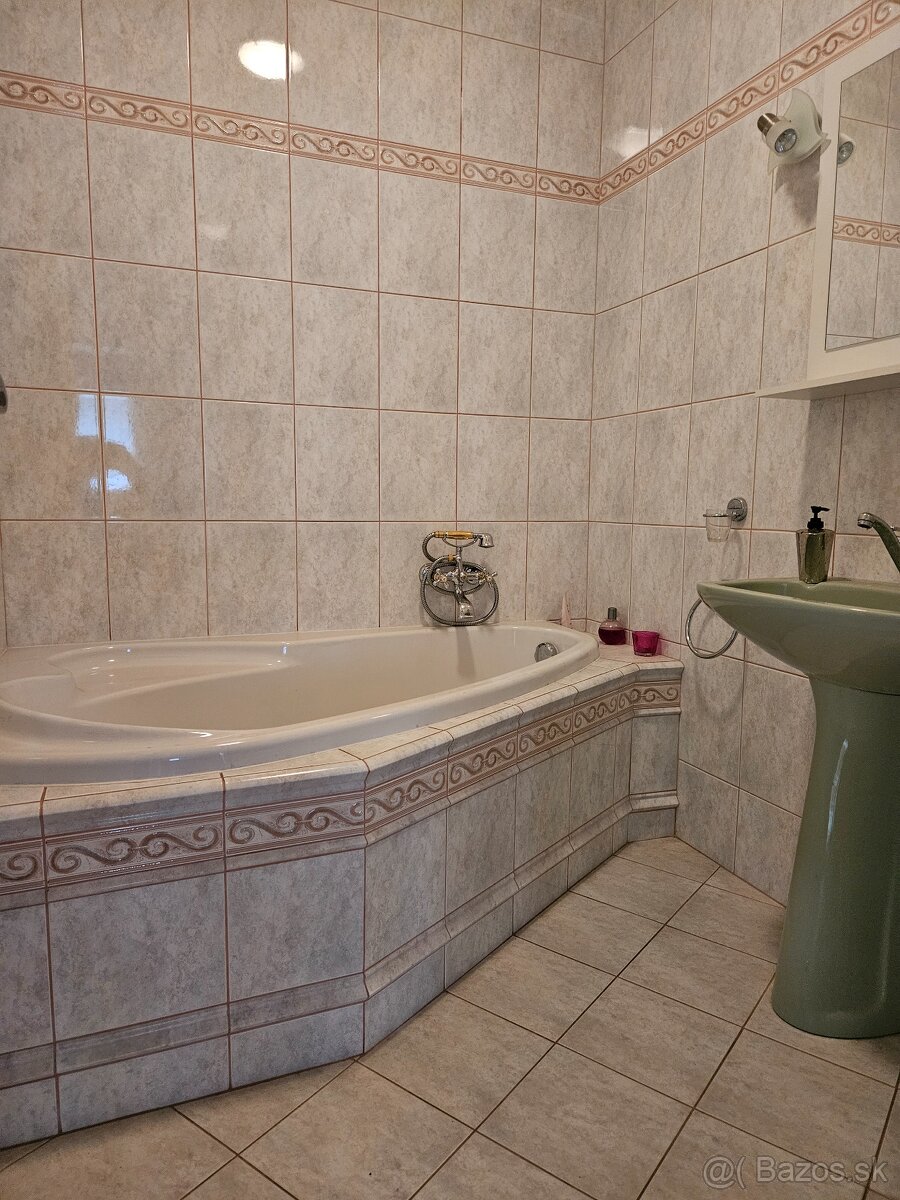 Väčší rodinný dom - garáže pre 4 autá - 13