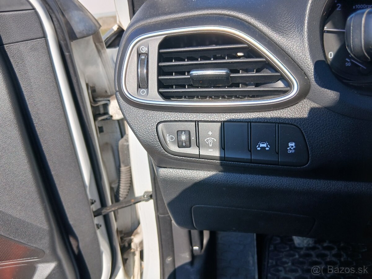 Hyundai i30 CW 1.6CRDI 81KW 2018 - 13