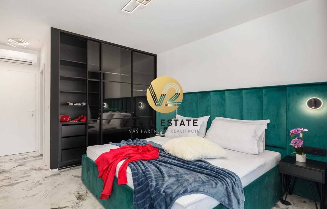 FOR SALE NA PREDAJ exkluzívna vila pri mori, priamo na plá - 13