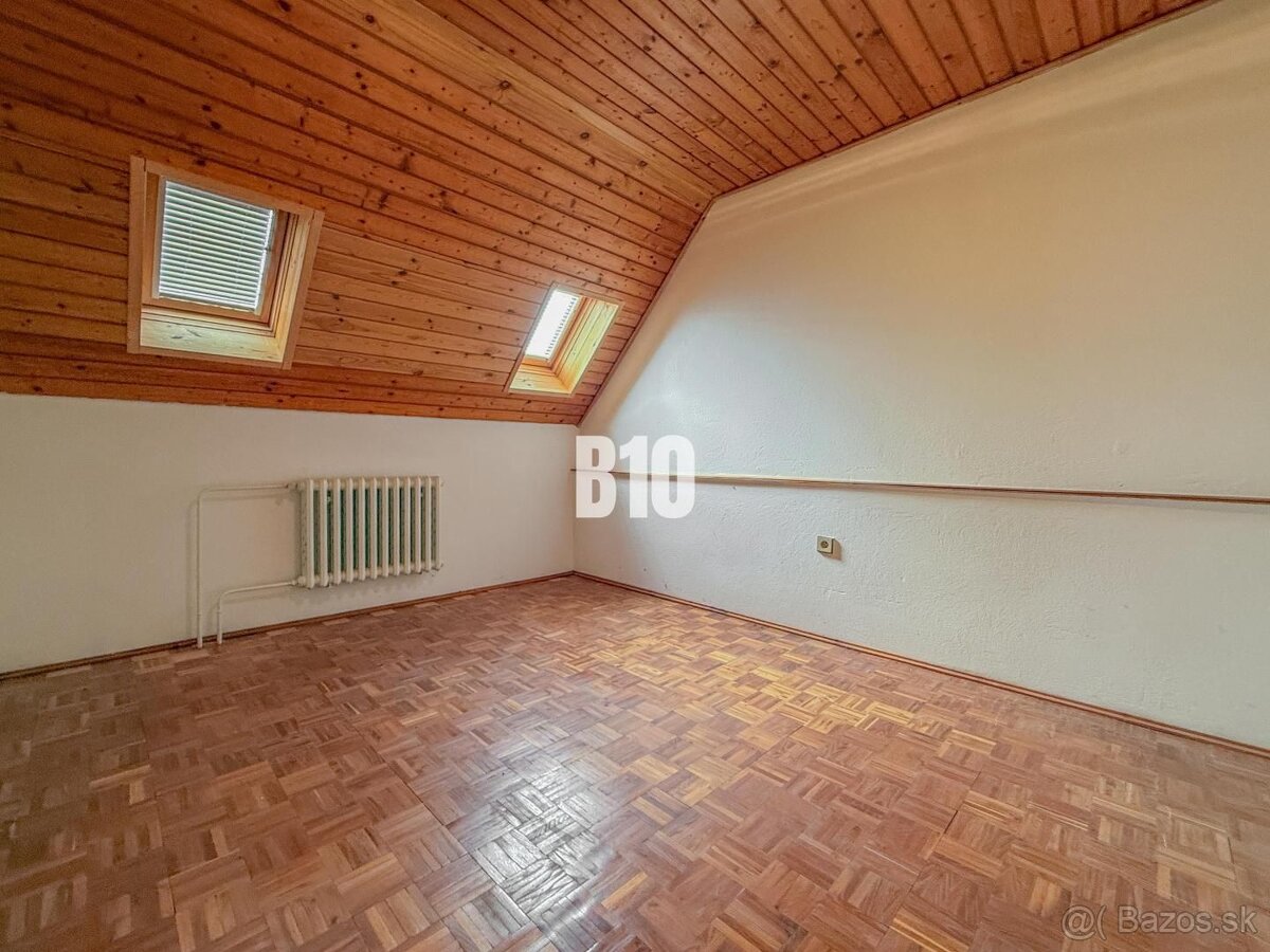 Priestranný rodinný dom s garážou na veľkom pozemku v obci V - 13