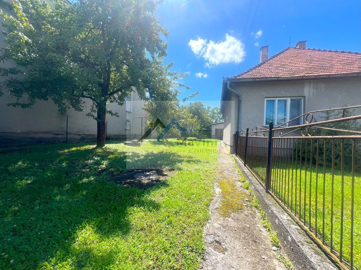 PREDAJ dom s garážou a pozem. v Oslany - 13