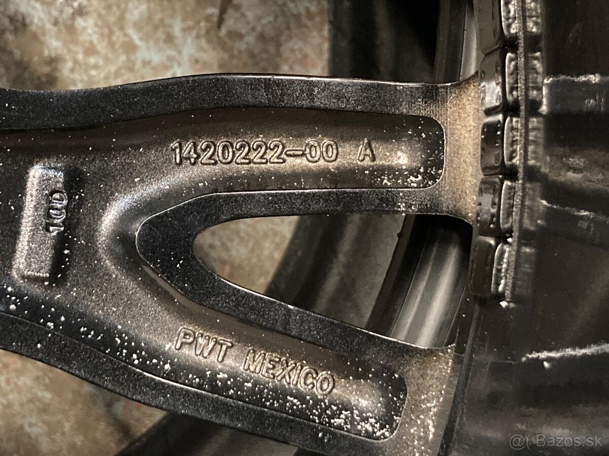 Tesla 19" originál s letnými pneu - 13