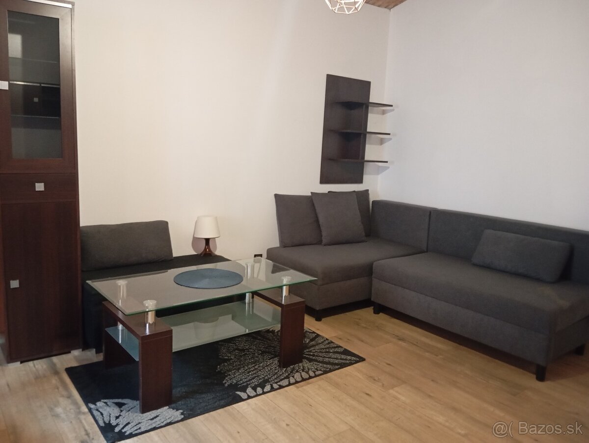 Sklade kancelária a obytný dom - 13