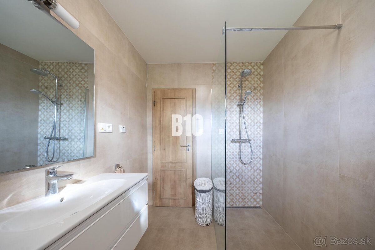 RODINNÝ DOM S ÚŽASNÝM SÚKROMÍM, VEĽKORYSÝM POZEMKOM A MODERN - 13