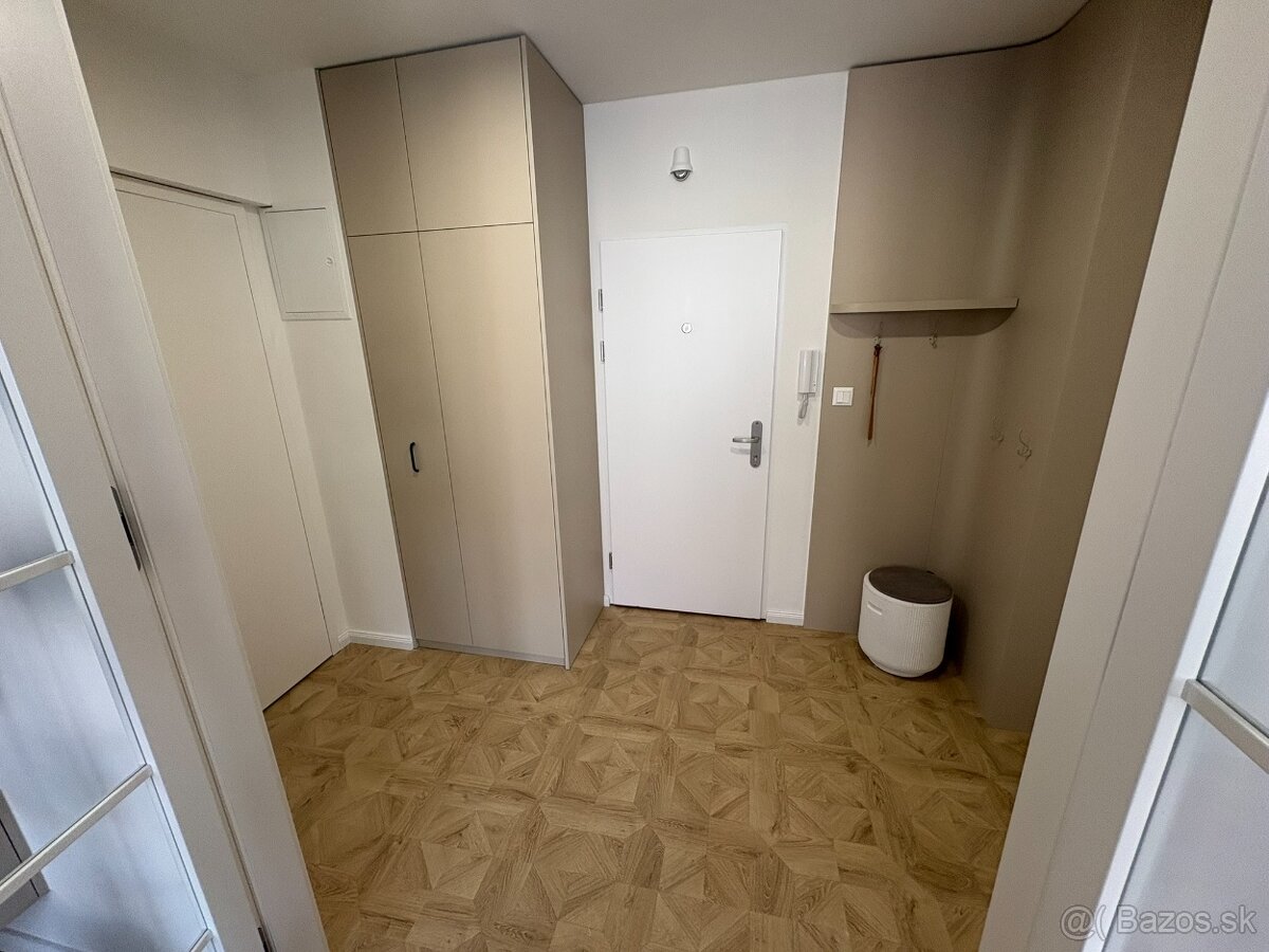 Moderný a štýlový dvojizbový byt s balkónom v centre Zvolena - 13