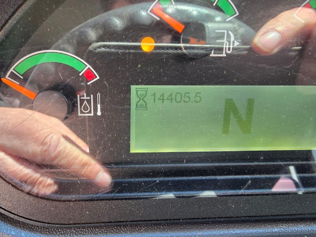 Kolesový nakladač CAT 926M - 13