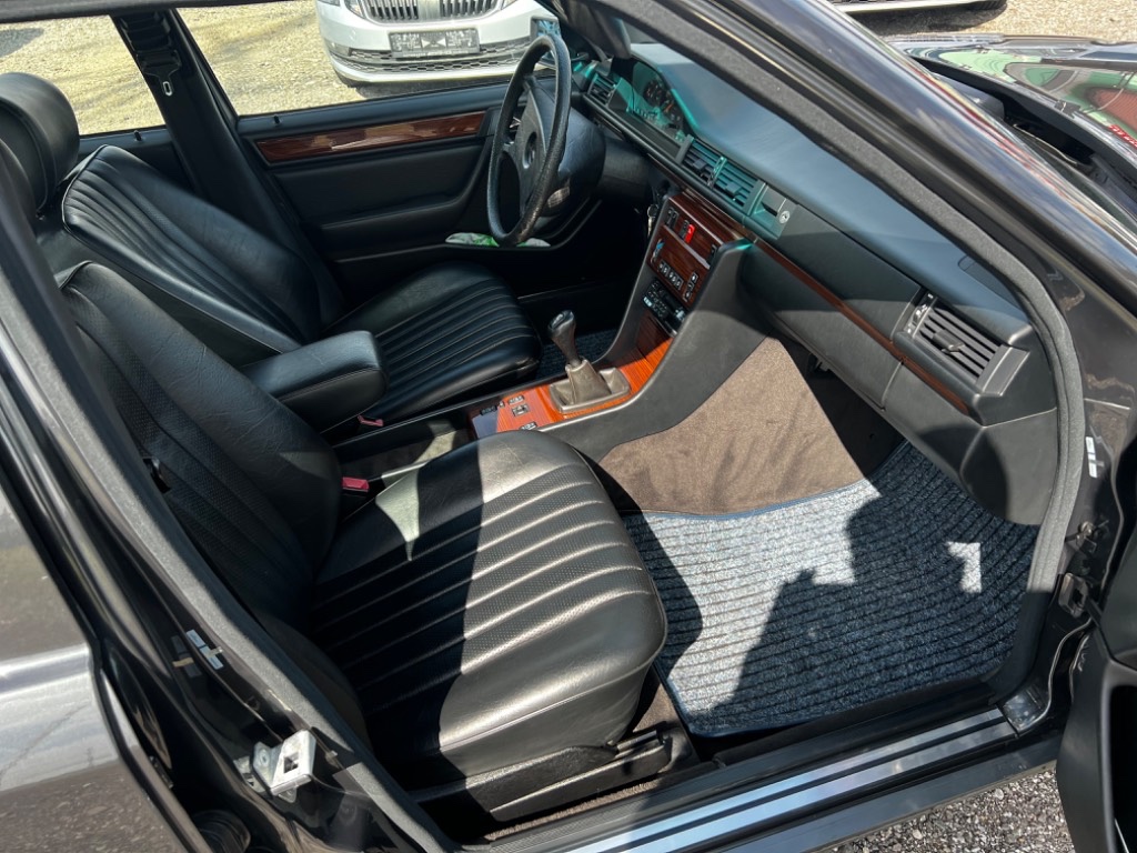 Mercedes-Benz 200 124E - 13
