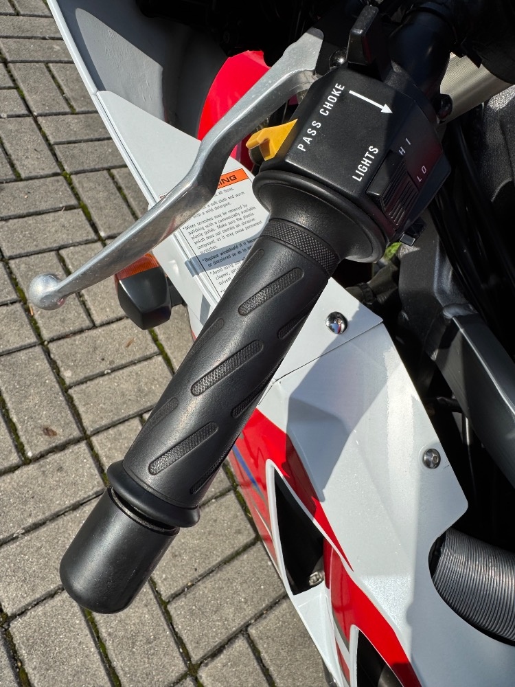 Suzuki GSX-R 400 - 13