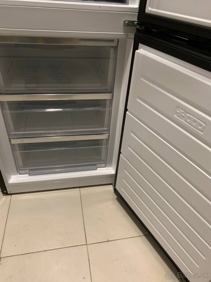 Predávam chladničku v peknom stave PHILCO PCN 310EX - 13