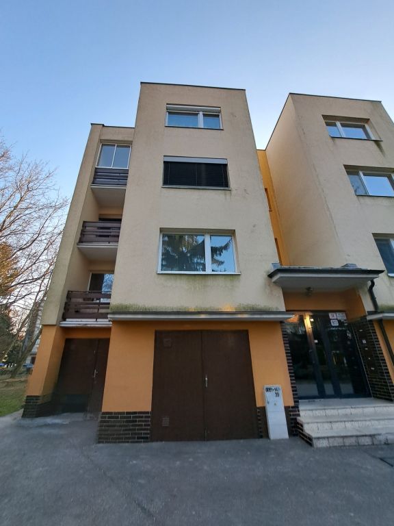 Na predaj 3-izb. byt, garáž, tehlová bytovka, Clementisova u - 13