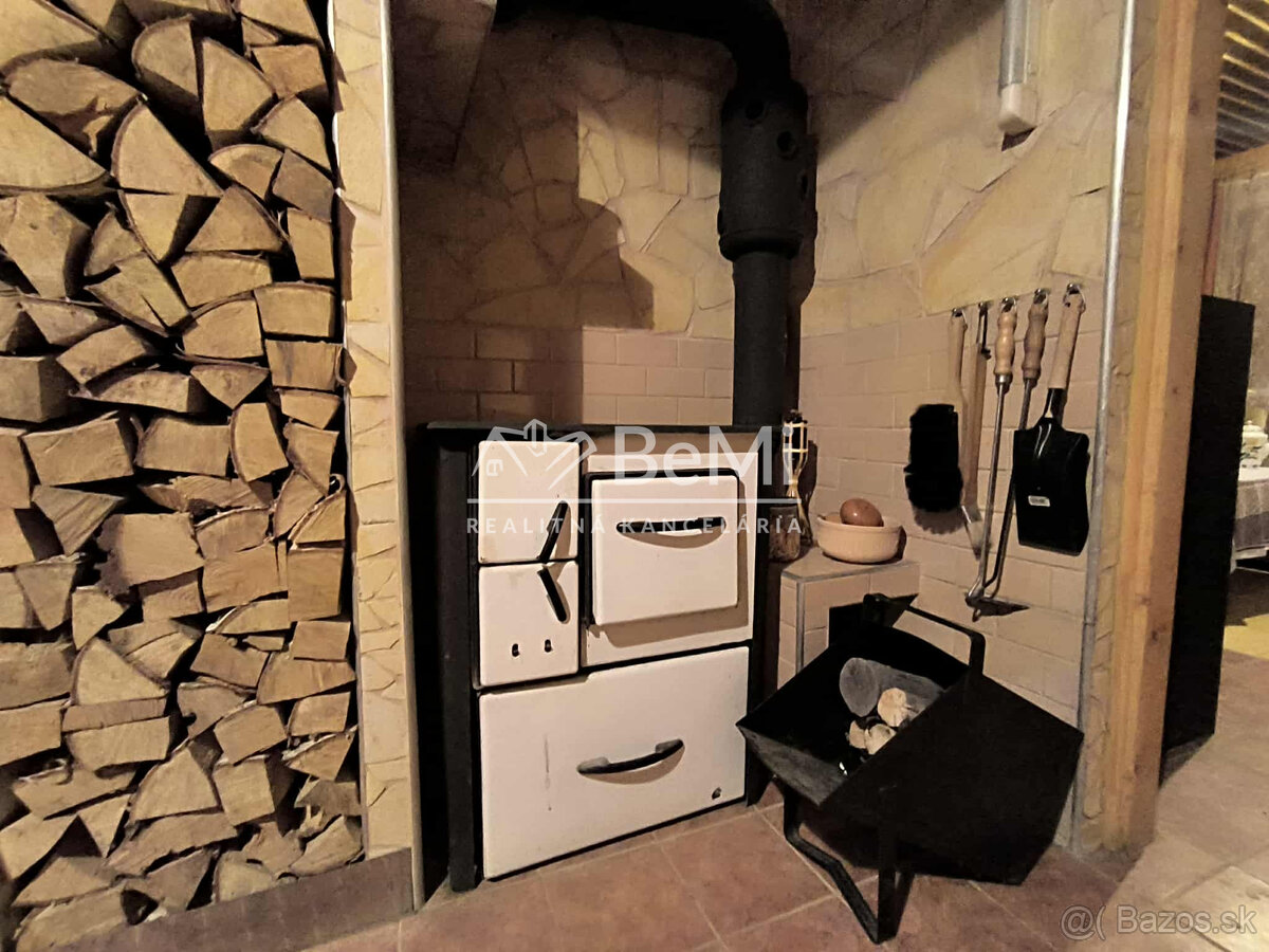 Rekreačná chata s veľkým pozemkom v lese - 13