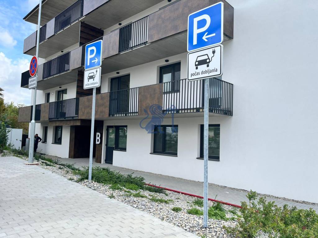 Prenájom kancelárskych / obchodných priestorov s terasou - R - 13