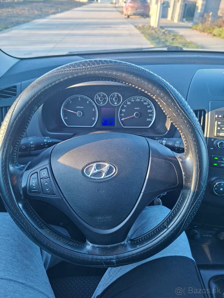 Hyundai i30 1.6 CRDi (2011) - 13