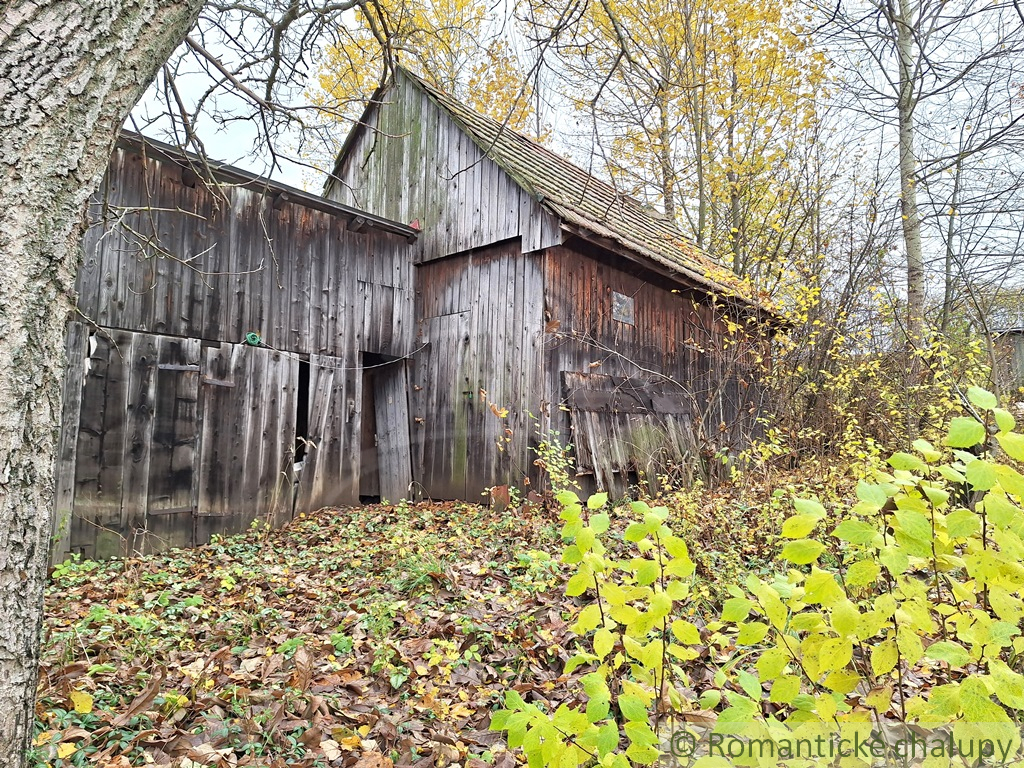 Dom v pôvodnom stave na krásnom pozemku (2130m2) v malej d - 13