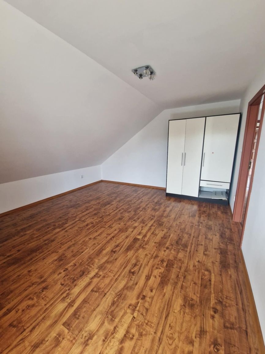 Ponúkame na predaj priestranný, viacgeneračný rodinný dom v - 13