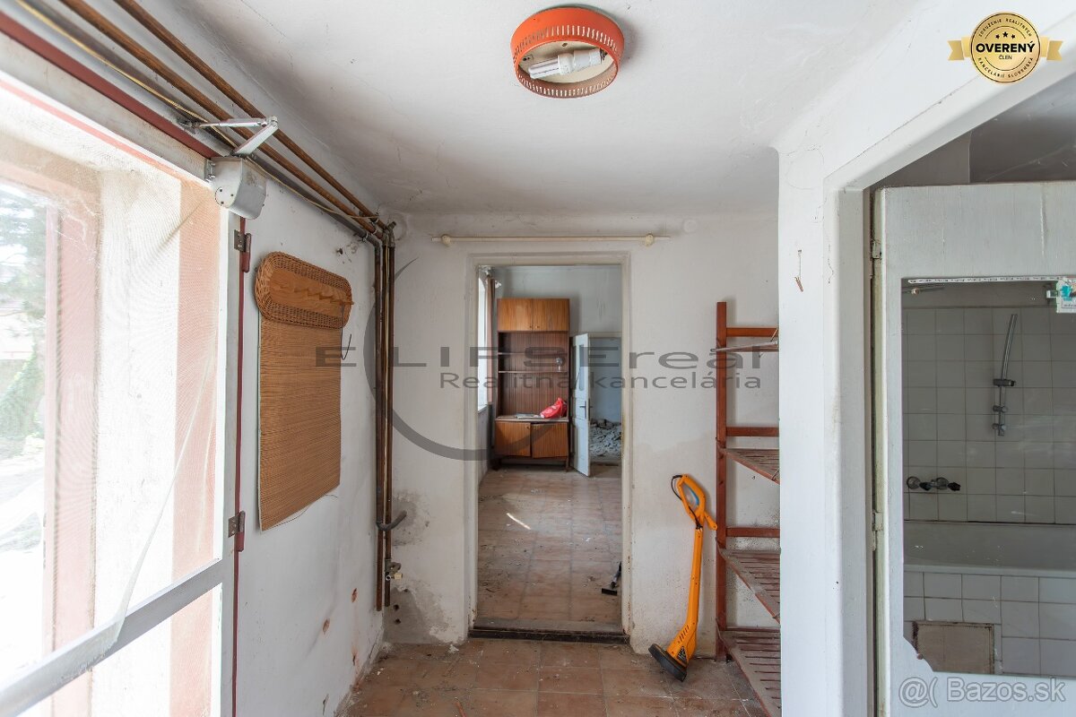 NA PREDAJ starší 3-izbový rodinný dom v Lábe - pôvodný stav - 13