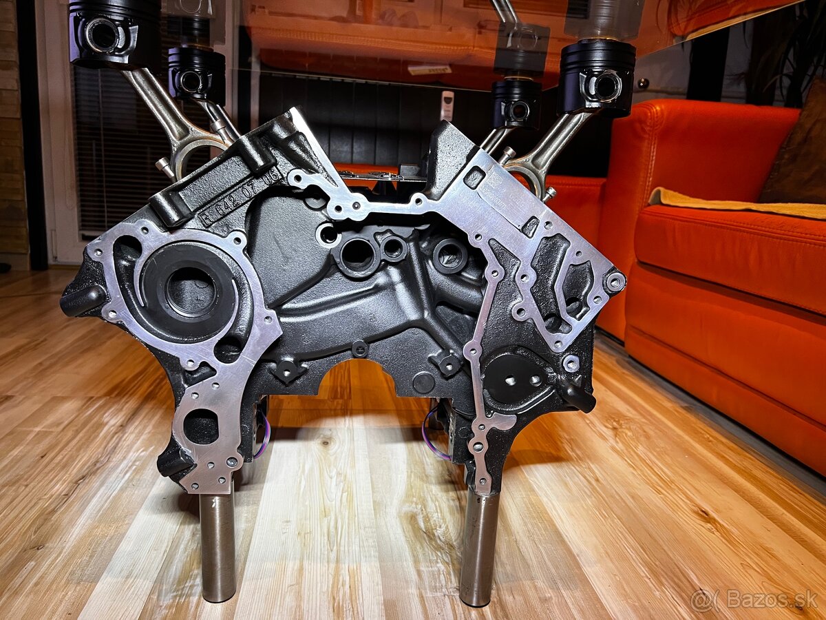 Stôl z motora Mercedes-Benz V6 - 13