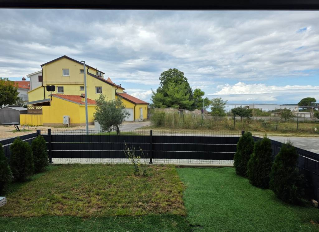 CHORVÁTSKO - 3 izbový apartmán v novostavbe 140 m od mora- V - 13