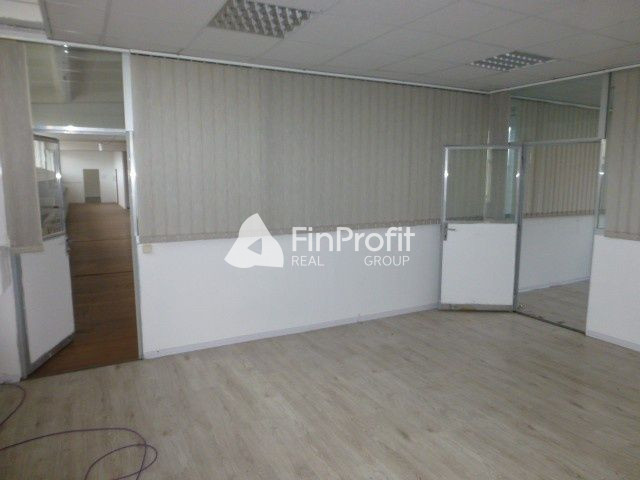 Obchodno-skladový priestor so vstavanou administratívnou čas - 13