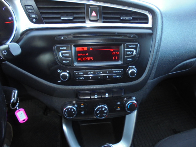 Kia Cee´d SW 1.4 CVVT LX, benzín, combi, r.v.9/2015 - 13