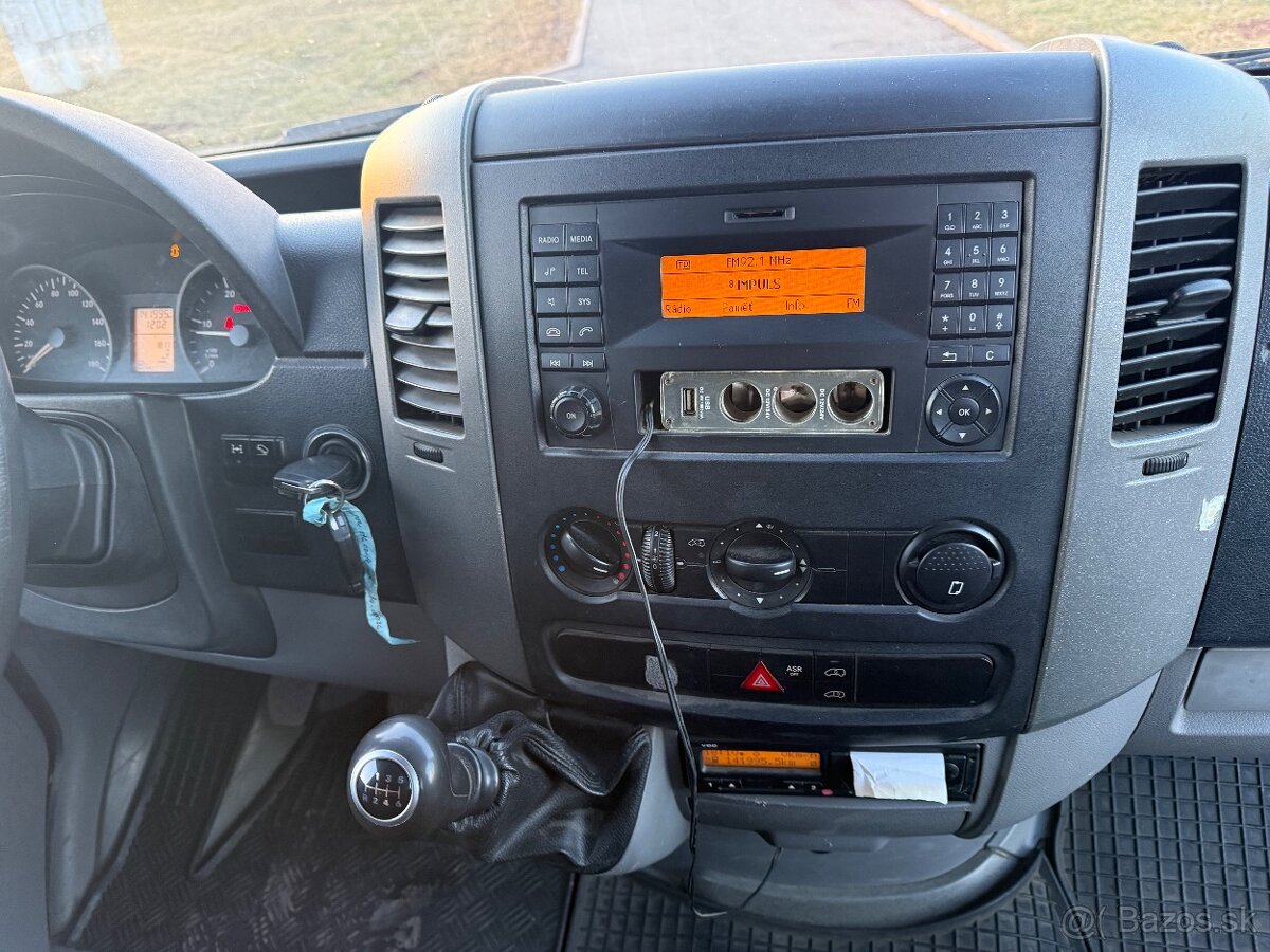MB Sprinter 516 4x4 dílna + 6 místné - 13