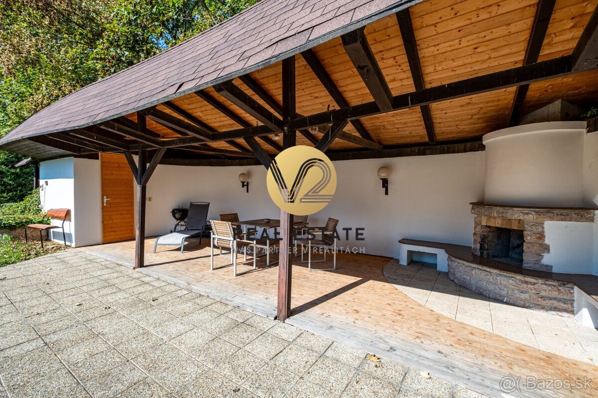 Na PREDAJ 5i rodinný dom s dvojgarážou a hosťovským domom, N - 13