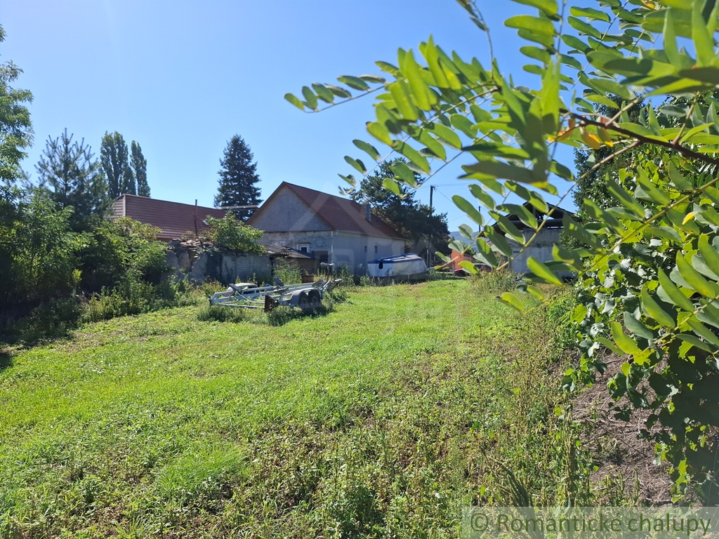 Pozemok so starým domom a inžinierskymi sieťami v obci Kra - 13