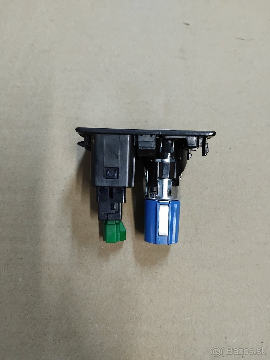 USB konektor - zásuvka AUX - 13