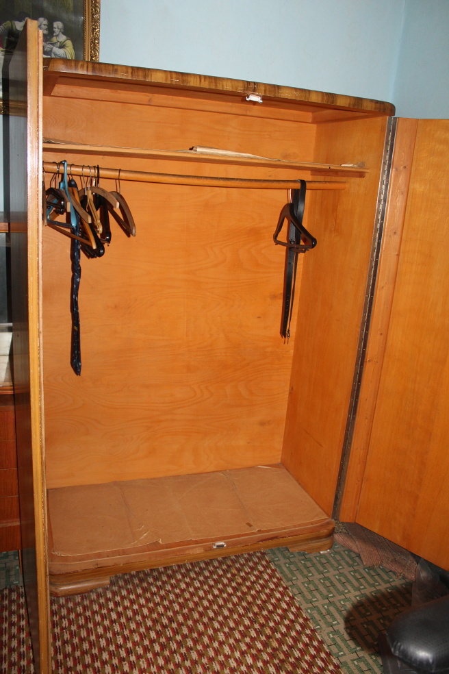 šicí stroj,skrina, knihovnička,sedačka. - 13